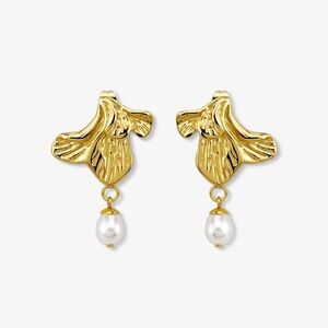 Bailey Earrings/ 6.5mm fresh water pearl earrings flower style